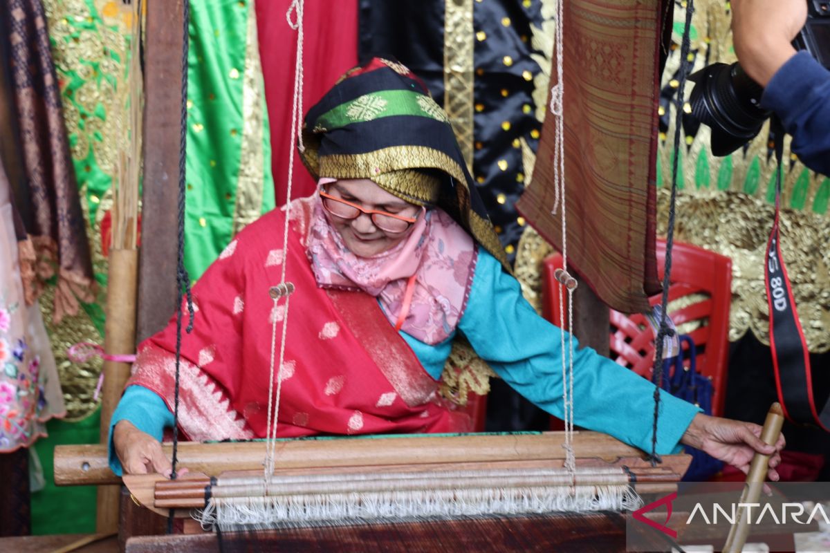 Parade 1000 Songket Meriahkan Pandai Sikek Festival Antara Sumbar