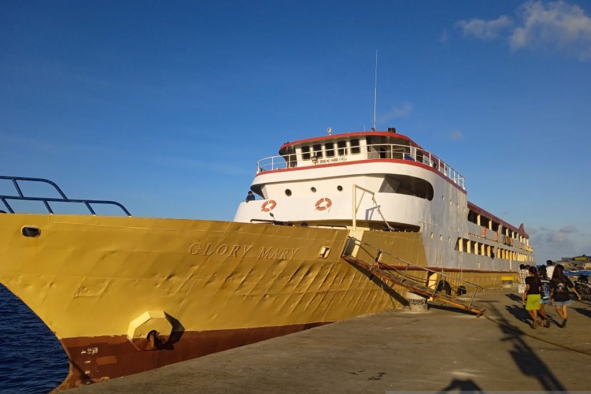 KMP Glory Marry yang kandas di Talaud Sulut berhasil ditarik ke laut