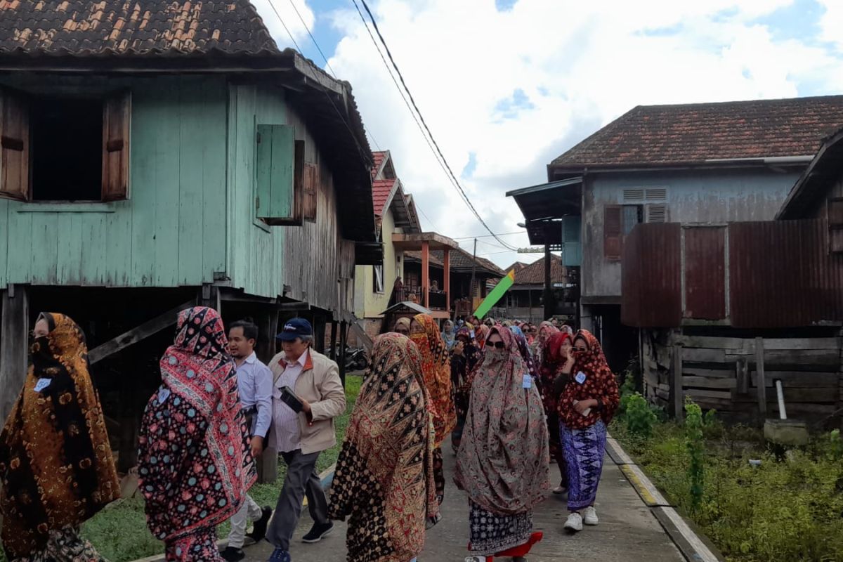 Ribuan emak-emak ikut Festival Tudung Lingkup di Jambi