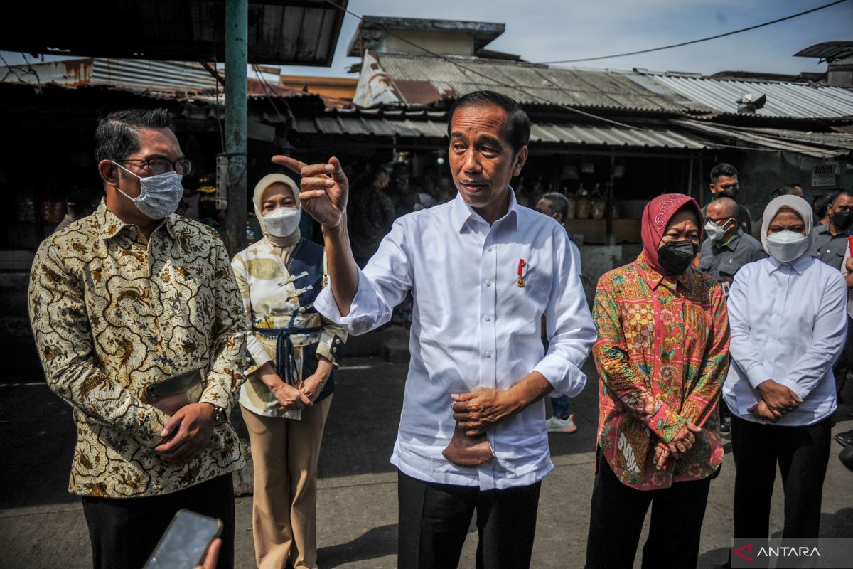President distributes social assistance at Cicaheum Market, Bandung