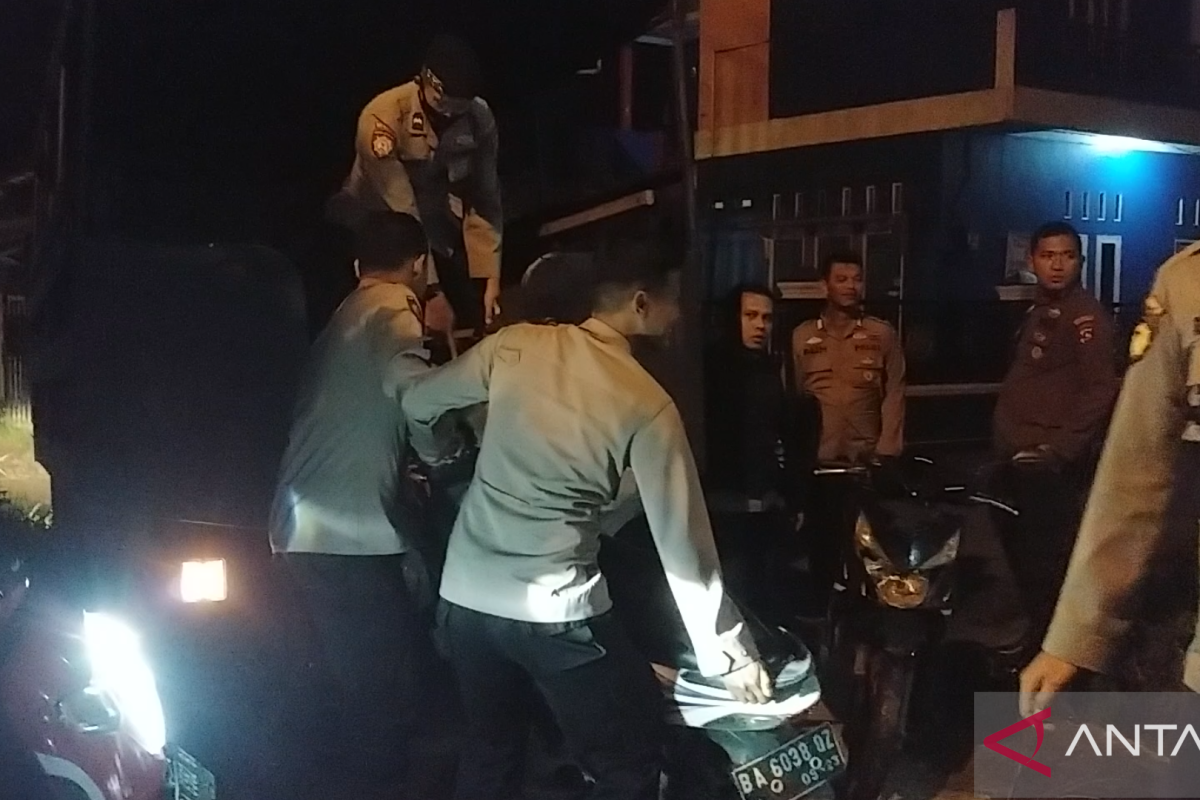 Kemarin polisi bubarkan gerombolan bersenjata tajam di Padang