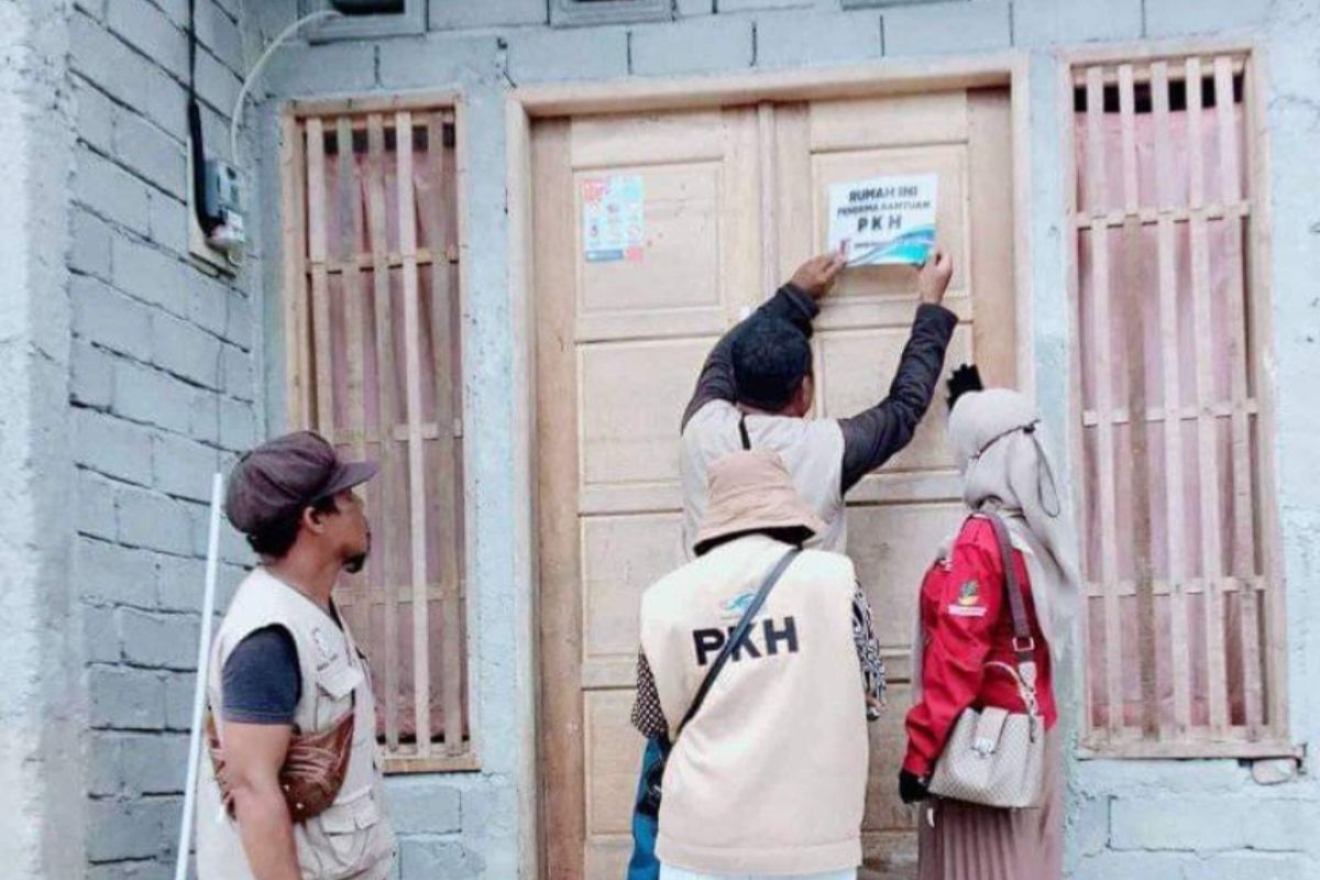 Dinsos Sigi gencarkan pemasangan plang di 1.710 rumah penerima PKH