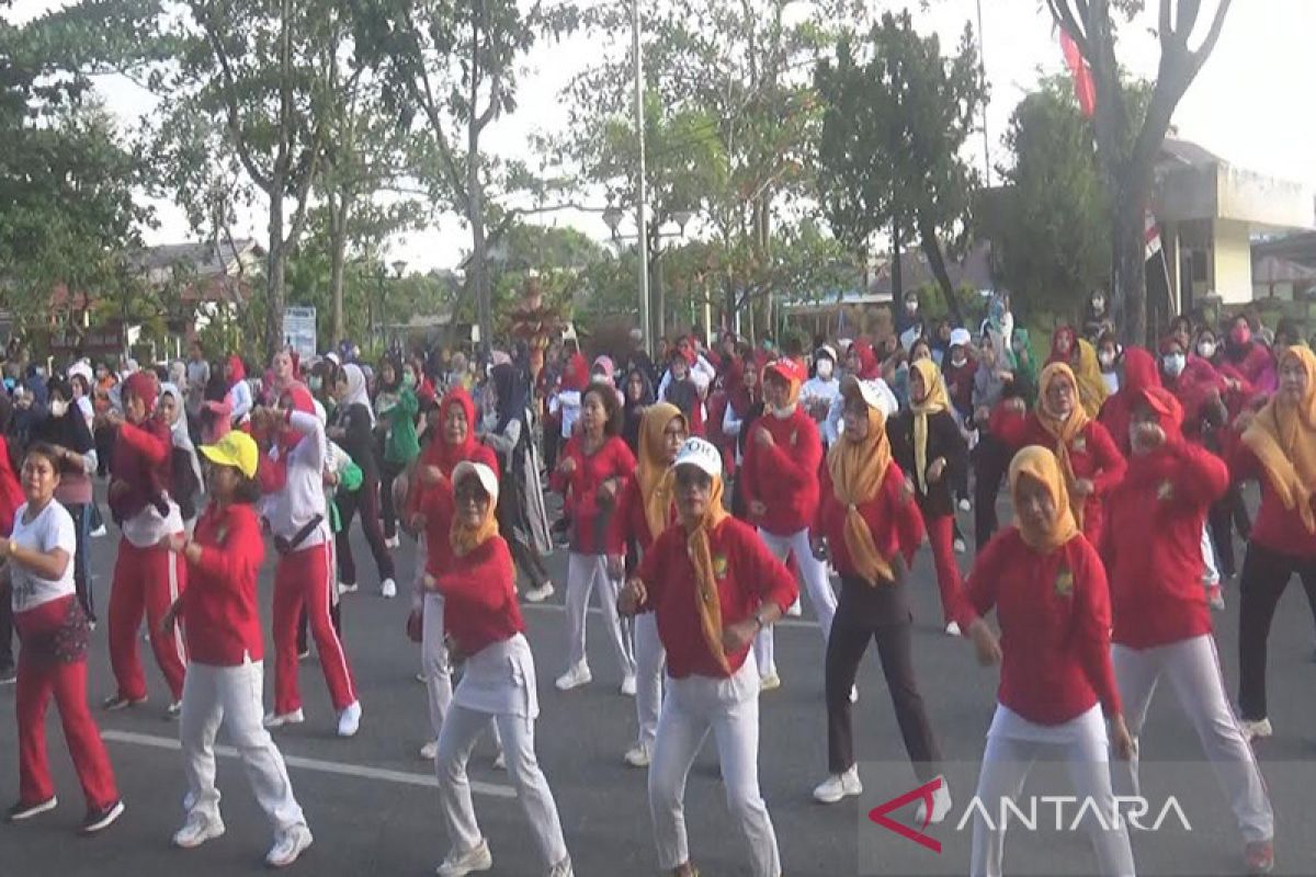 Berlangsung meriah, ratusan warga antusias ikuti Senam Ikiawan Kapuas