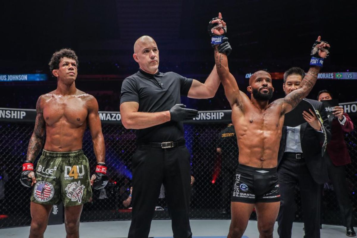 Johnson tuntaskan misi pukul KO Moraes di ONE Fight Night 1