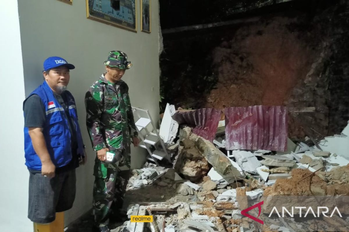 Longsor rusak rumah warga di Kelurahan Pasiran Singkawang