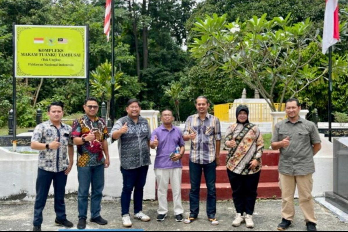 Jajaran KJRI Johor Bahru melakukan ziarah ke makam Tuanku Tambusai