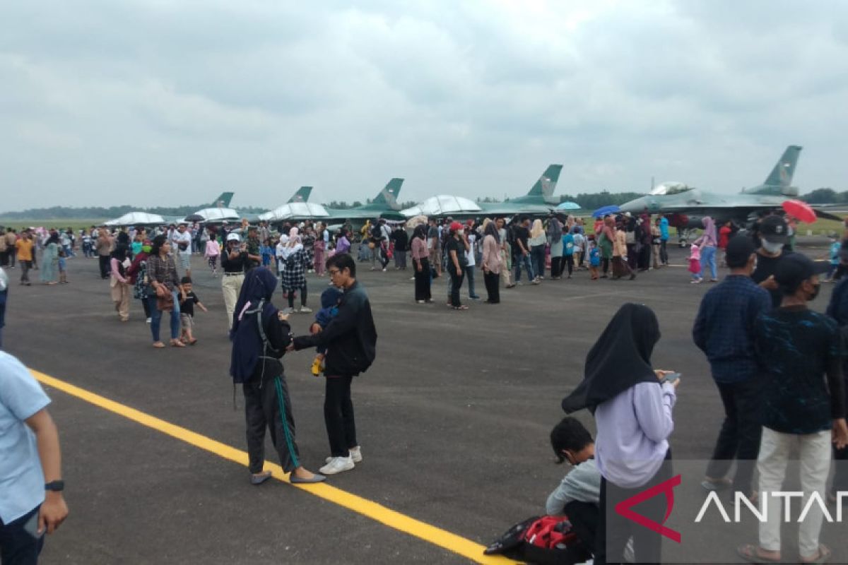 Ribuan warga Palembnag saksikan pameran pesawat tempur TNI AU