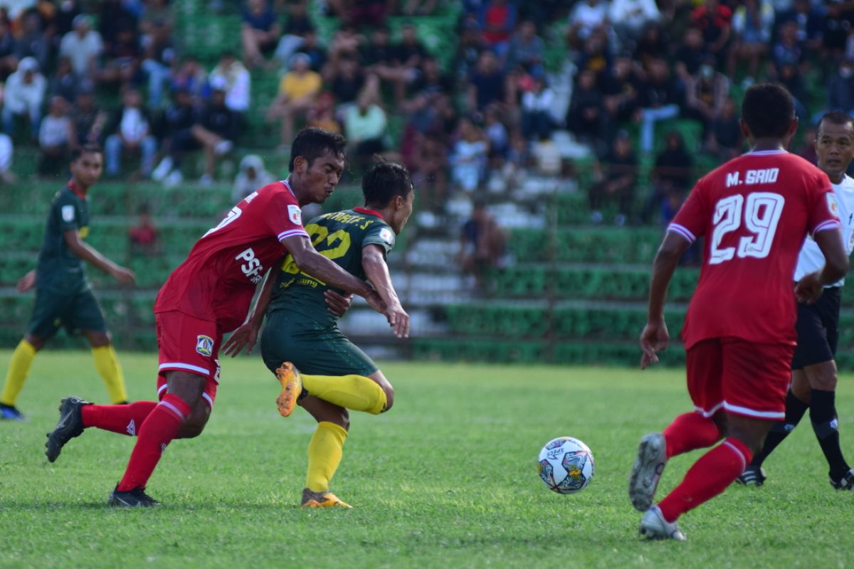 Kesebelasan Persiba curi poin di Palu