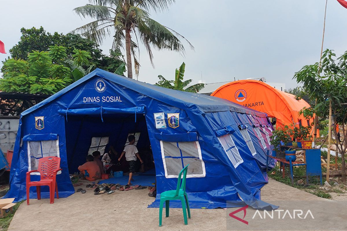 Pemkot Jaktim dirikan tenda pengungsian bagi korban kebakaran Cakung
