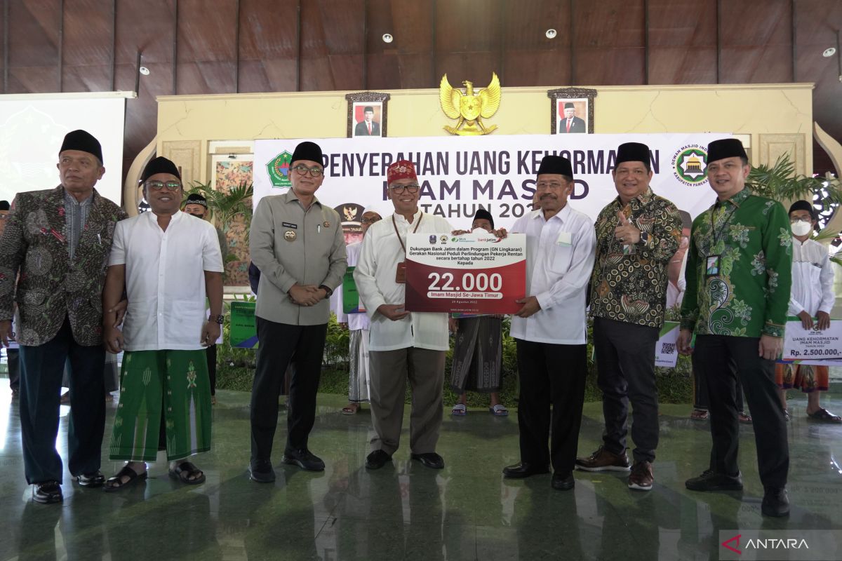 Bank Jatim tanggung iuran pertama BPJS Ketenagakerjaan imam masjid