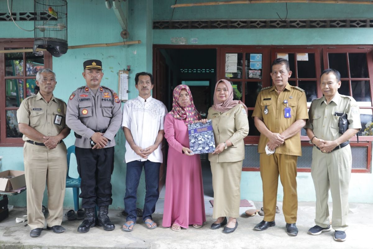 Pemkab Sleman memberi uang duka keluarga suporter PSS korban penganiayaan