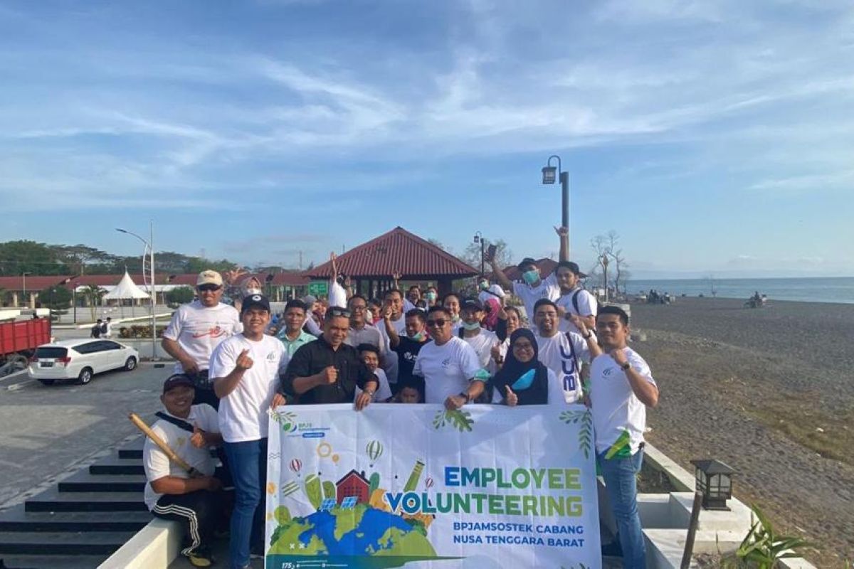 BPJAMSOSTEK NTB mengerahkan karyawan bantu bersihkan sampah di pantai