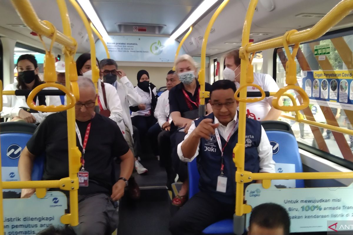 Anies ajak delegasi U20 keliling Jakarta naik bus listrik dan MRT