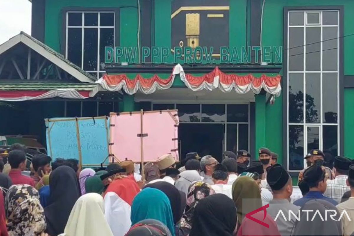 Ratusan Santri Geruduk Kantor DPW PPP Banten, Desak Suharso Mundur dari Jabatan Ketua Umum dan Menteri Bappenas