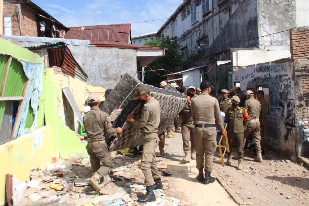 Satpol PP Sulsel menertibkan bangunan liar di Makassar