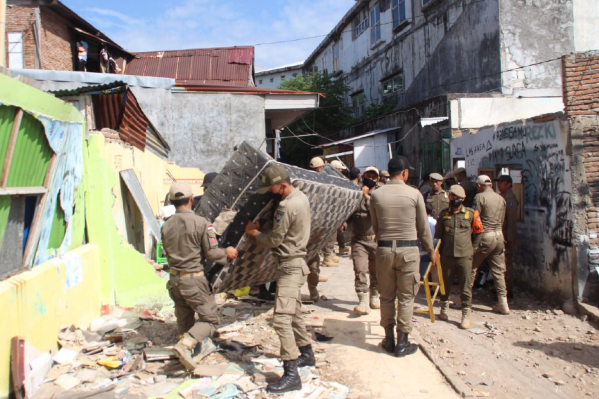 Satpol Pp Sulsel Tertibkan Bangunan Liar Di Makassar Antara News 9212