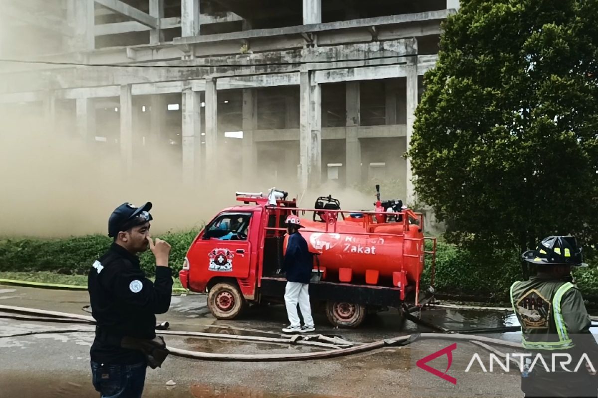 Petugas damkar Pontianak alami sesak napas, dilarikan ke rumah sakit