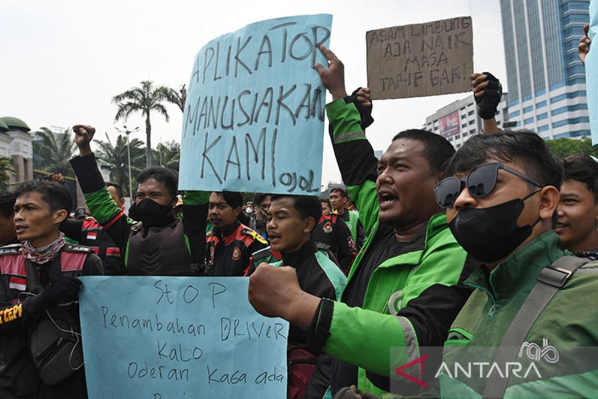 Jokowi perintahkan Menhub dengar suara rakyat soal tarif ojek online