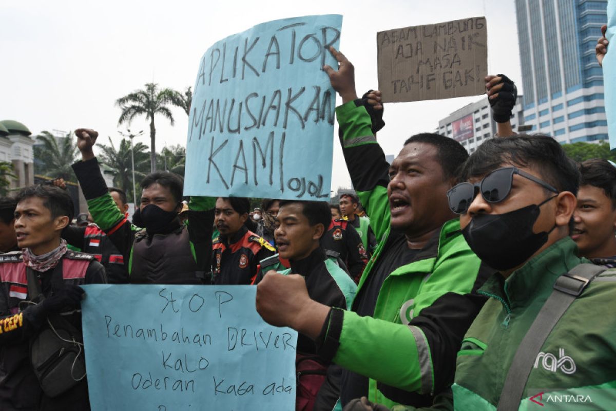 Jokowi perintahkan Menhub dengar suara rakyat soal tarif ojek online
