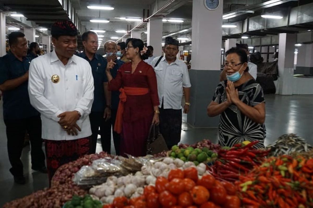 Pj Bupati Buleleng monitor harga di Pasar Banyuasri Bali