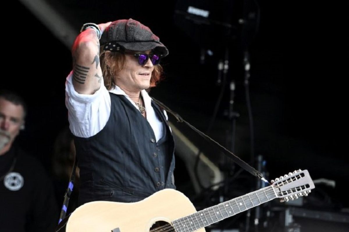 Johnny Depp tunda tur konser di AS akibat cedera pergelangan kaki