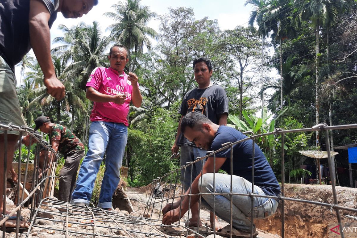Warga Padang Pariaman perbaiki jalan penghubung antar kabupaten secara swadaya