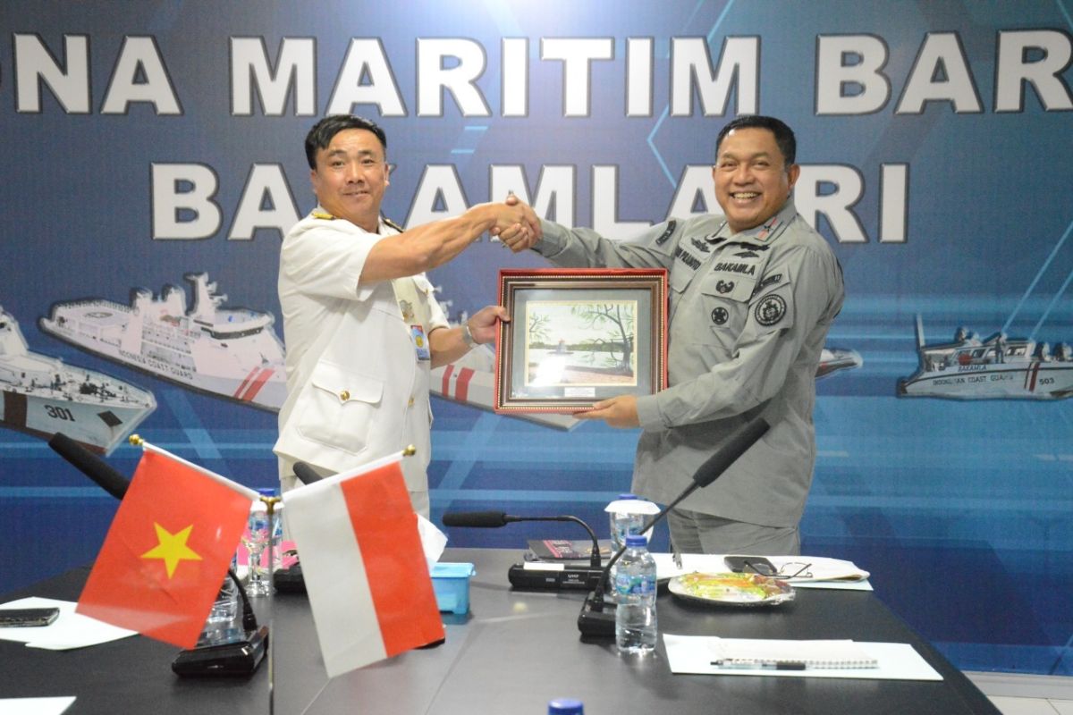 Batam coast guard chief receives Vietnamese Navy personnel