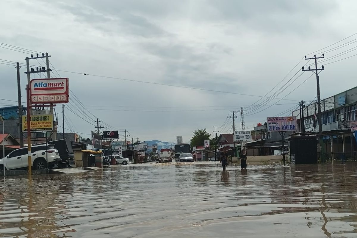 Bagian jalan lintas Bengkulu-Sumatera Barat ditutup akibat banjir