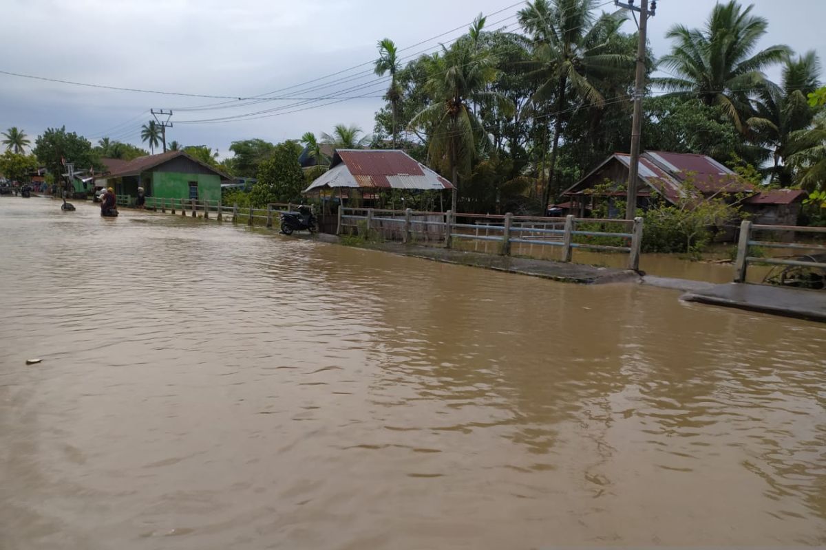 Lima wilayah terendam banjir dan tiga longsor di Bengkulu