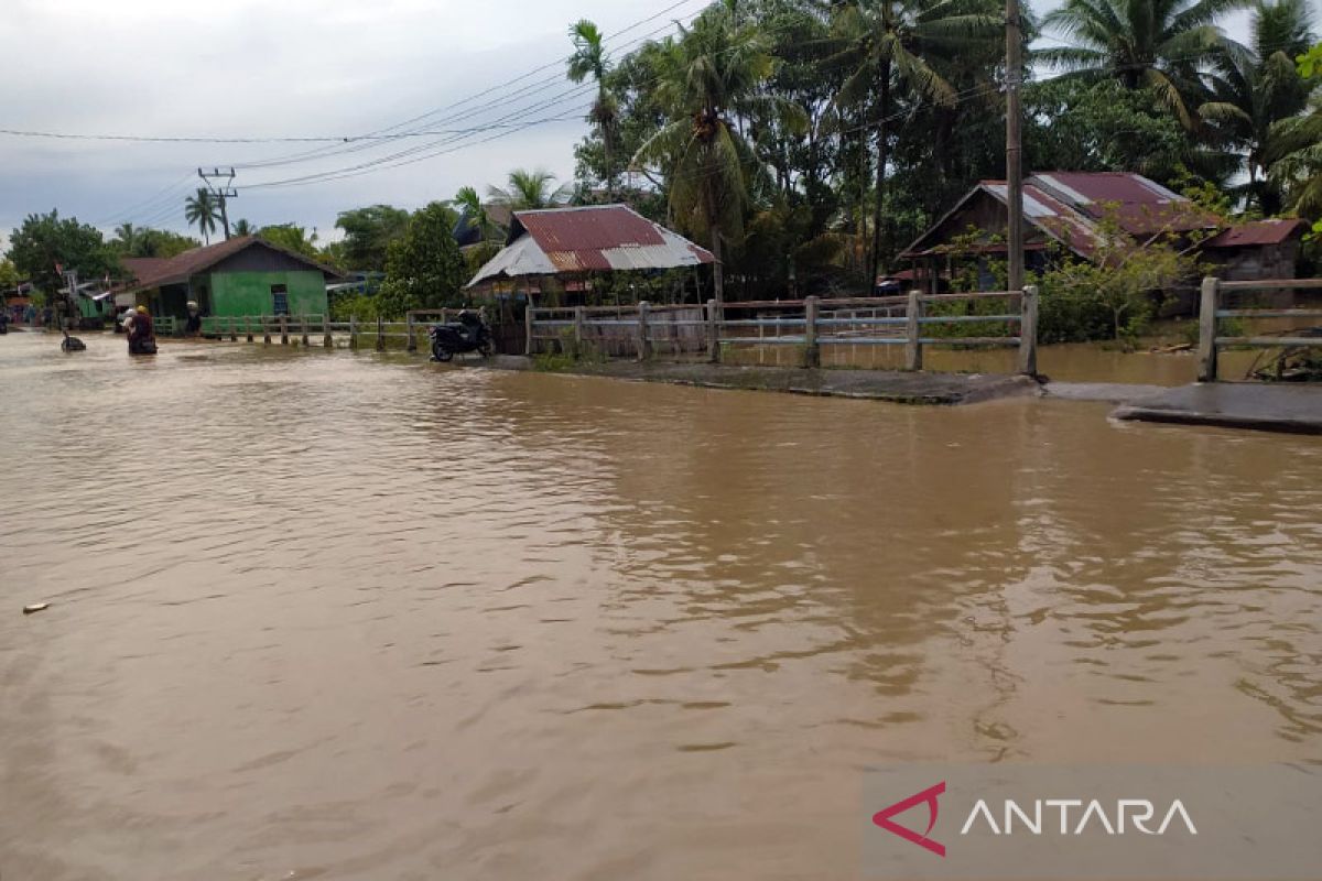 Lima wilayah terendam banjir dan tiga longsor di Bengkulu