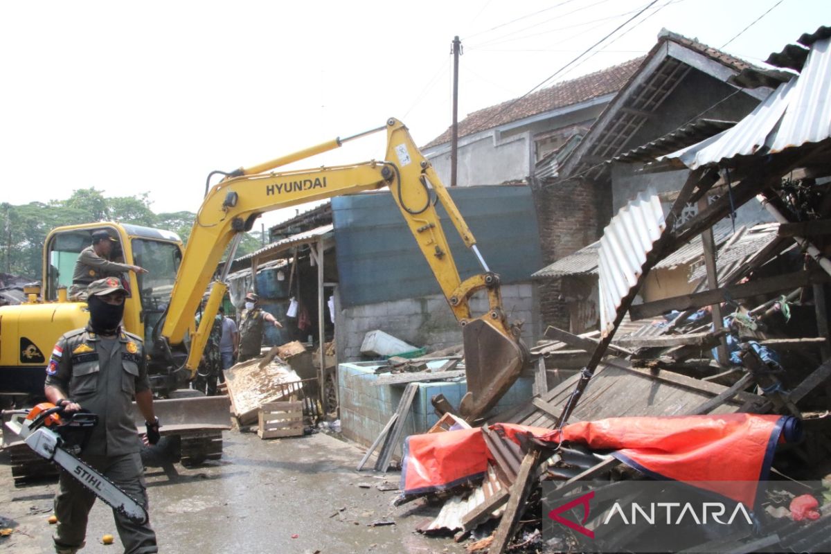 Puluhan Bangunan PKL Pasar Cimol Cikande di Bongkar Petugas