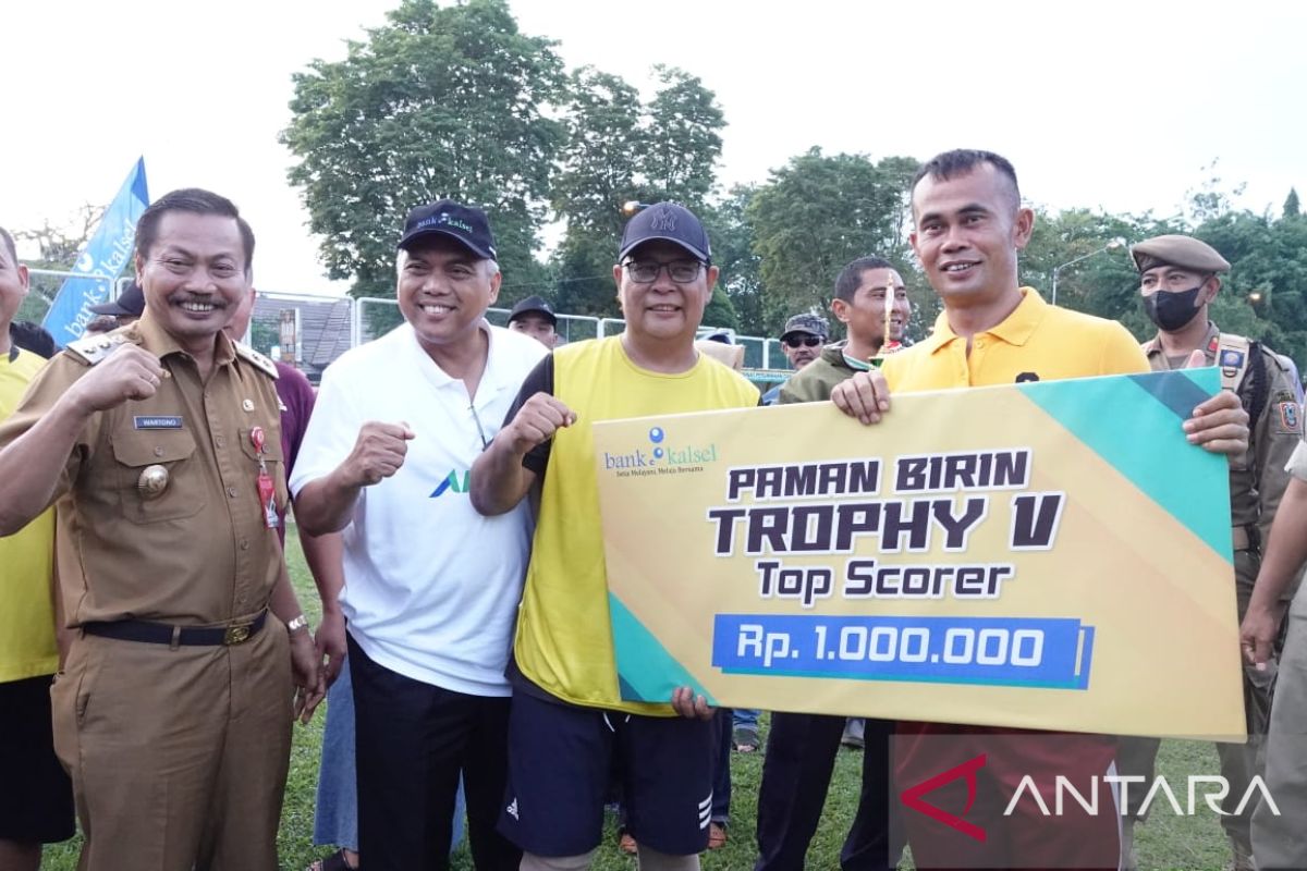 Gubernur serahkan piala turnamen Paman Birin Tropi V