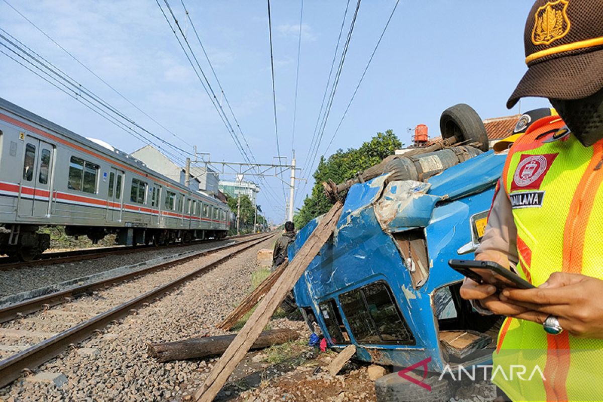 Angkot rem blong terguling tertabrak kereta api Bogor