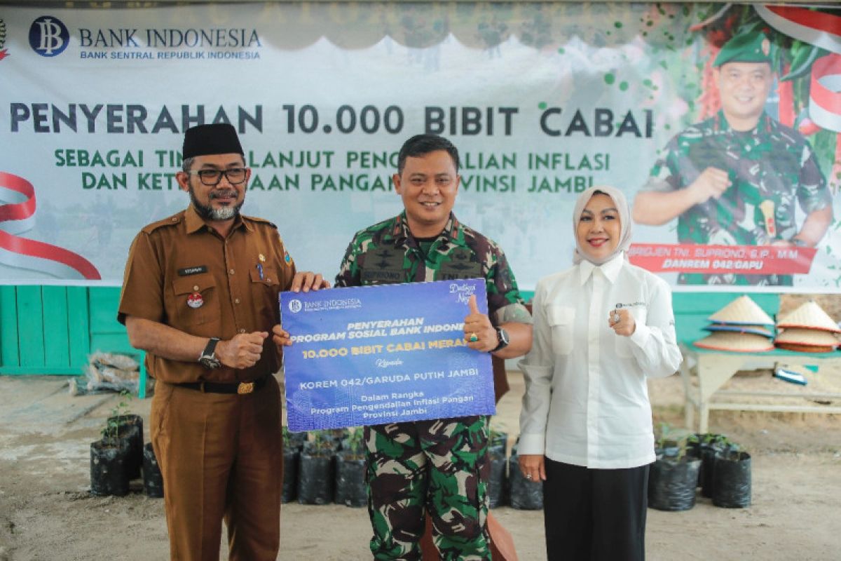 Kendalikan Inflasi, Bank Indonesia Jambi serahkan 10 ribu bibit cabai ke Korem 042/Gapu