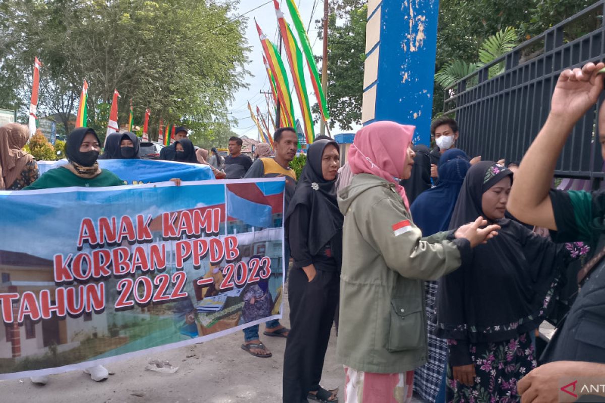 Anaknya tak diterima, orangtua protes di depan SMA 12 Pekanbaru