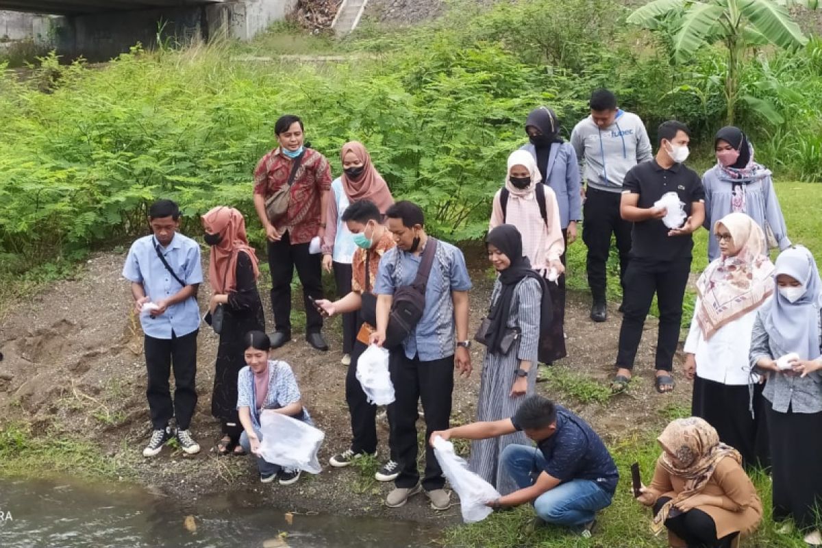 DKP Kulon Progo lepasliarkan ikan di Sungai Serang