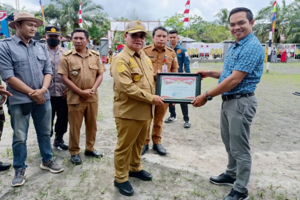 Bupati Kotim beri penghargaan PT Globalindo Alam Perkasa   atas bantuan listrik desa