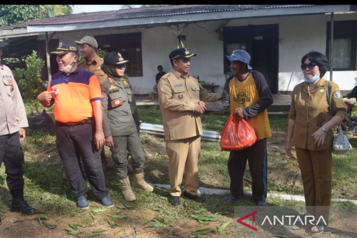 Sintang distribusikan bantuan untuk korban angin puting beliung