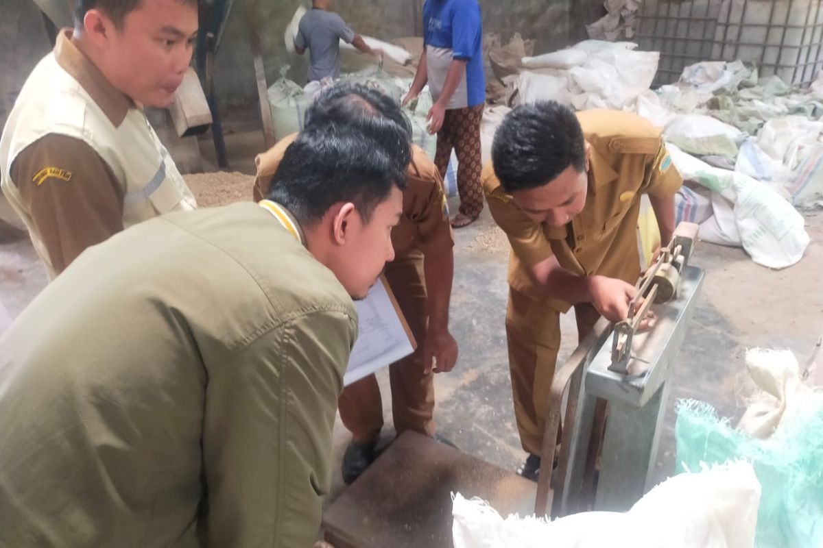 Disperindag Lebak tera ulang timbangan di Pasar Malingping