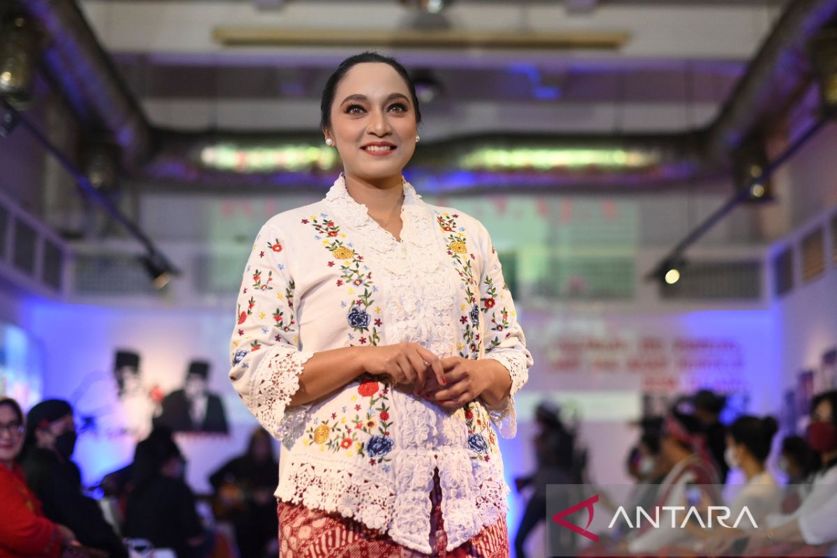 Bella Fawzi ingin lebih sering berbusana tradisional