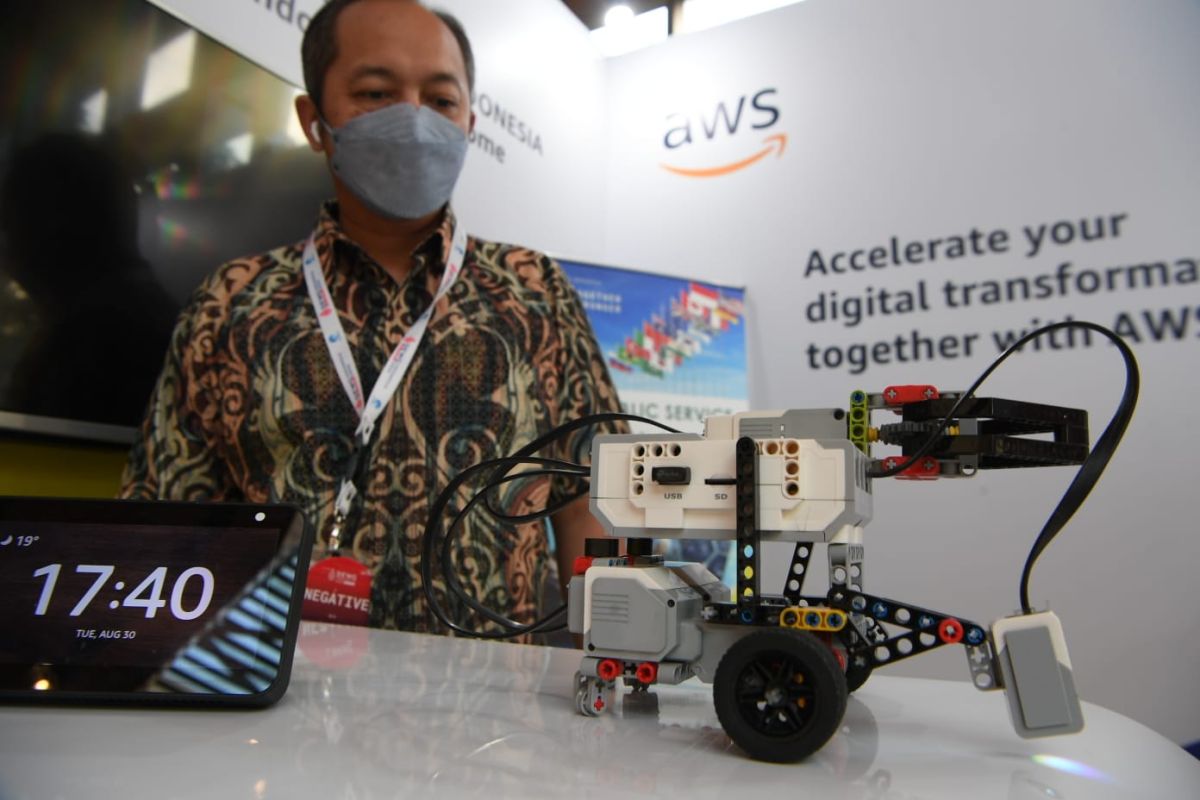 Delegasi DEWG G20 di Bali coba robot Alexa