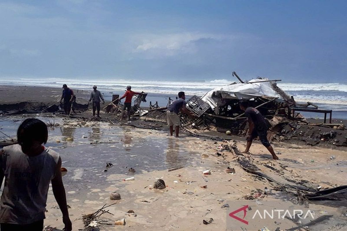 BPBD: Lima warung di Pantai Indah Widarapayung rusak akibat dihantam gelombang tinggi