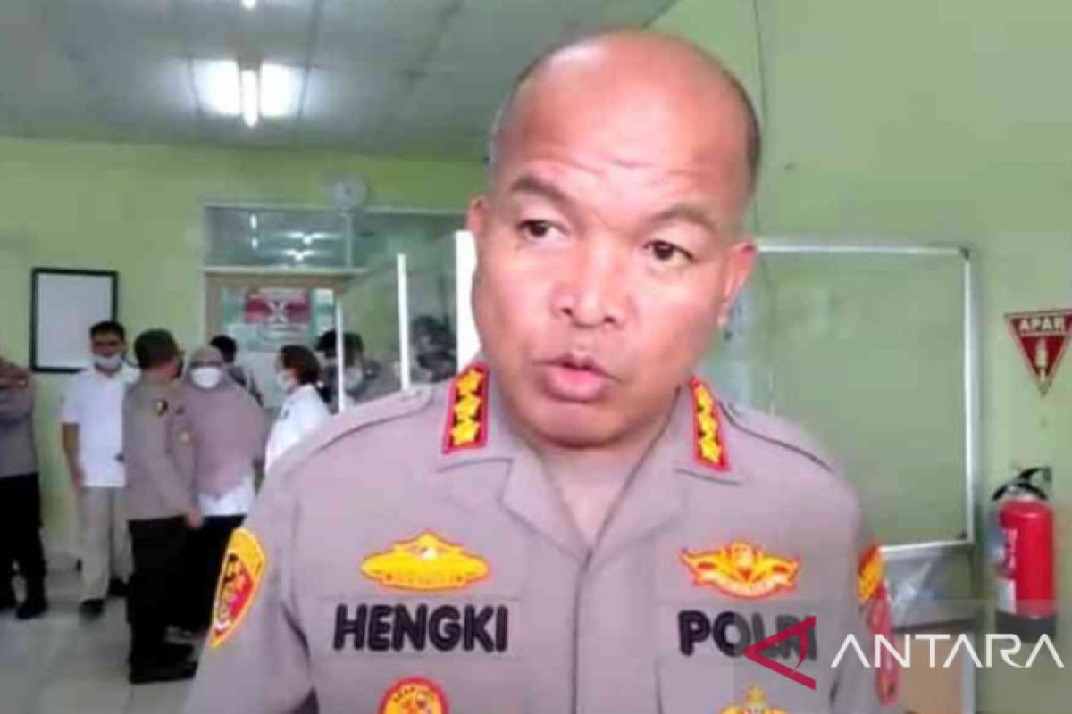Polisi olah TKP penemuan mayat dikubur dalam rumah di Bekasi