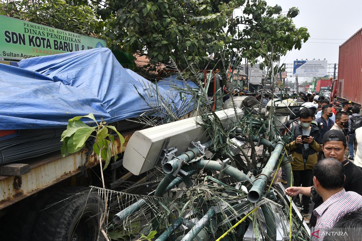 Polisi selidik penyebab kecelakaan truk trailer di Kota Bekasi