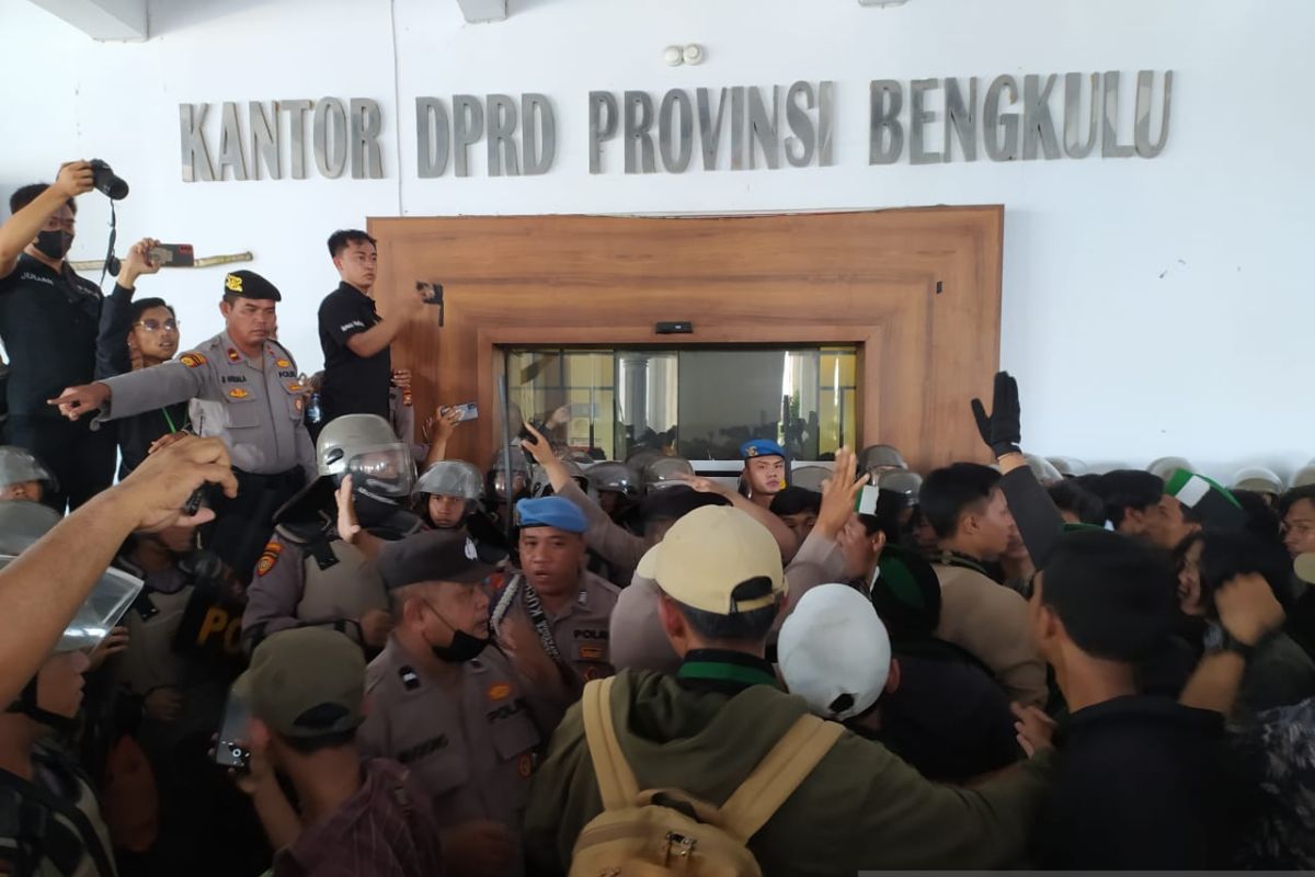 Unjuk rasa mahasiswa berakhir ricuh di depan kantor DPRD Bengkulu