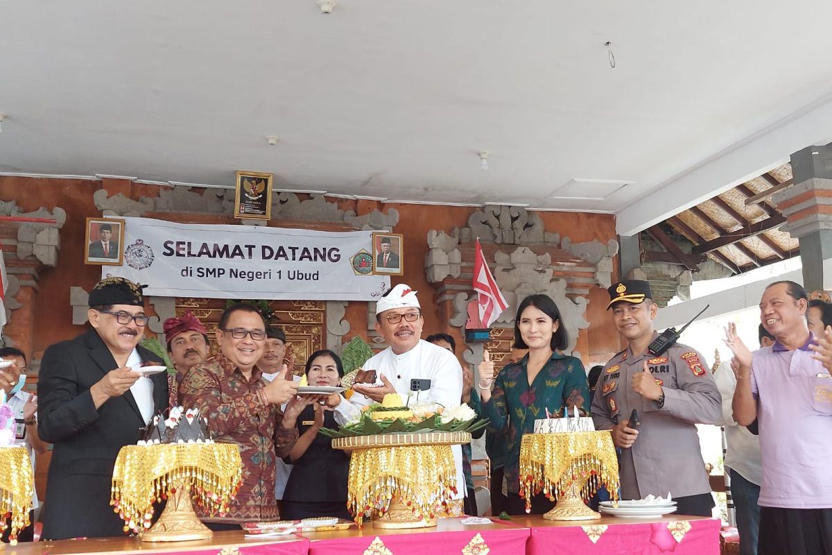 Koordinator Stafsus Presiden apresiasi SMPN 1 Ubud tak lupakan tradisi