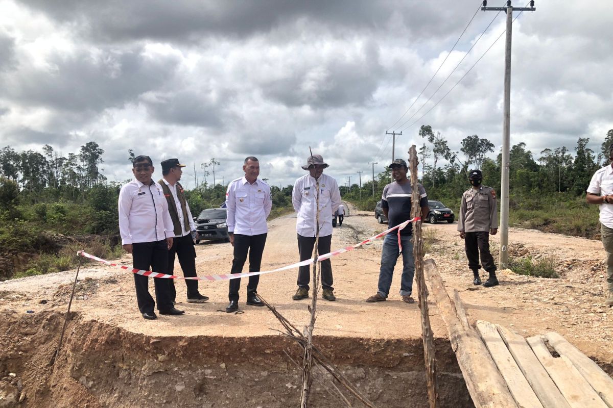 Jembatan roboh, akses jalan di Natuna terputus