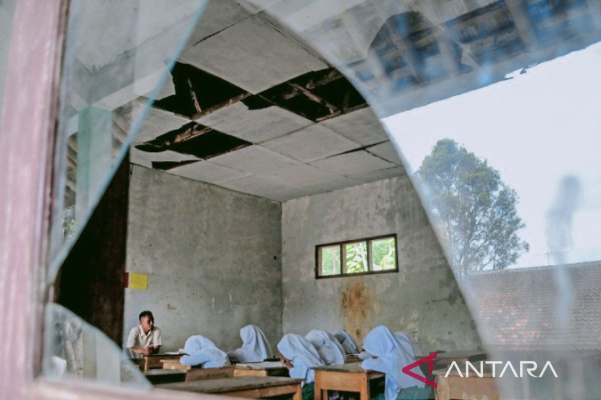DPRD Karawang sarankan pemkab prioritaskan anggaran perbaikan bangunan sekolah