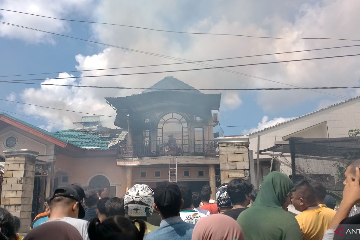Diduga korstleting listrik, rumah dua lantai di Pekanbaru terbakar