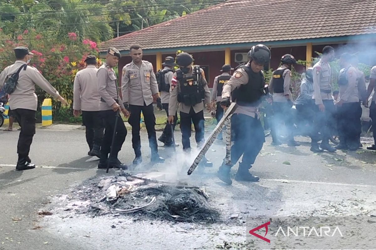 Polisi bisa bongkar blokade jalan di Manokwari